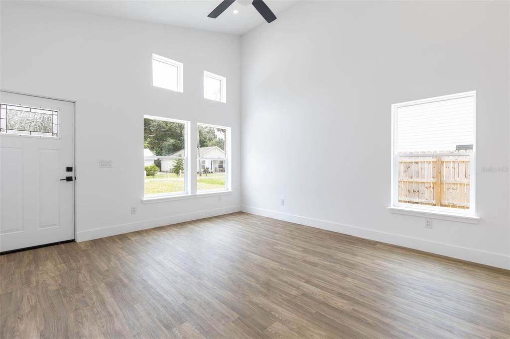 合同活跃: $335,000 (3 贝兹, 3 浴室, 1180 平方英尺)