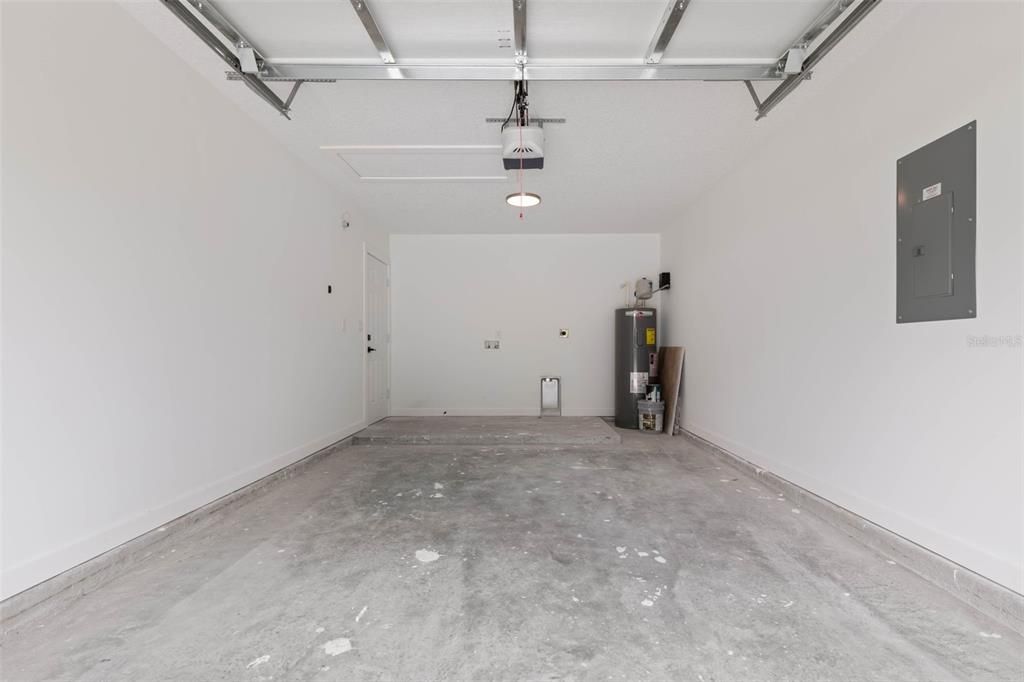 合同活跃: $335,000 (3 贝兹, 3 浴室, 1180 平方英尺)