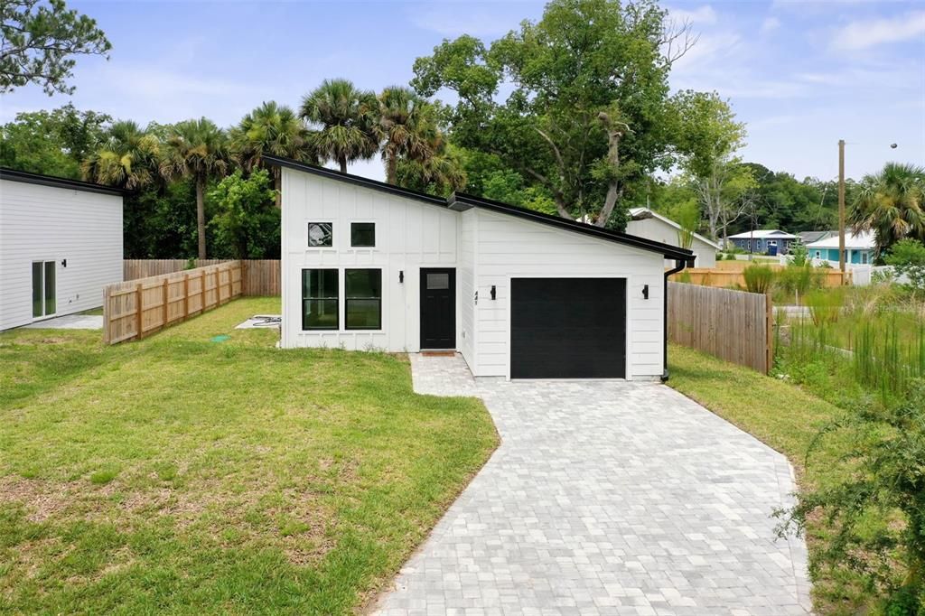 合同活跃: $335,000 (3 贝兹, 3 浴室, 1180 平方英尺)