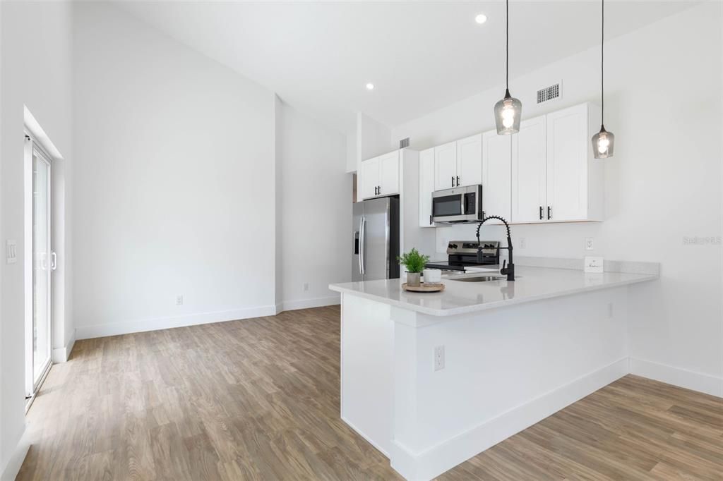 合同活跃: $335,000 (3 贝兹, 3 浴室, 1180 平方英尺)