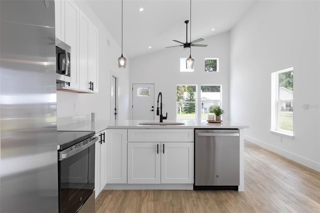 合同活跃: $335,000 (3 贝兹, 3 浴室, 1180 平方英尺)