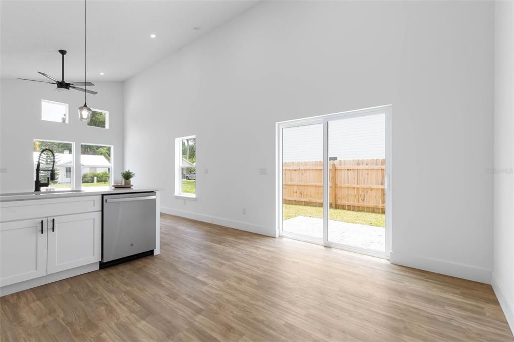 合同活跃: $335,000 (3 贝兹, 3 浴室, 1180 平方英尺)