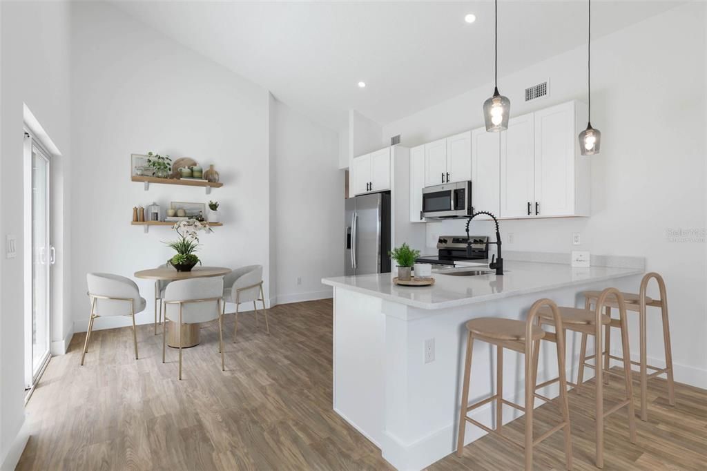 合同活跃: $335,000 (3 贝兹, 3 浴室, 1180 平方英尺)