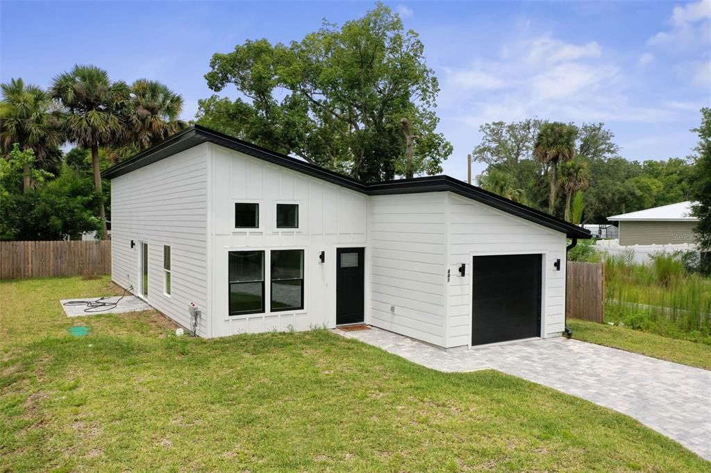 合同活跃: $335,000 (3 贝兹, 3 浴室, 1180 平方英尺)