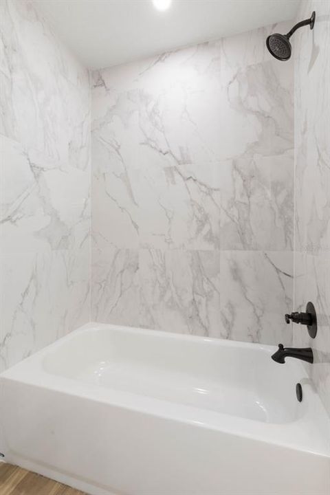 合同活跃: $335,000 (3 贝兹, 3 浴室, 1180 平方英尺)