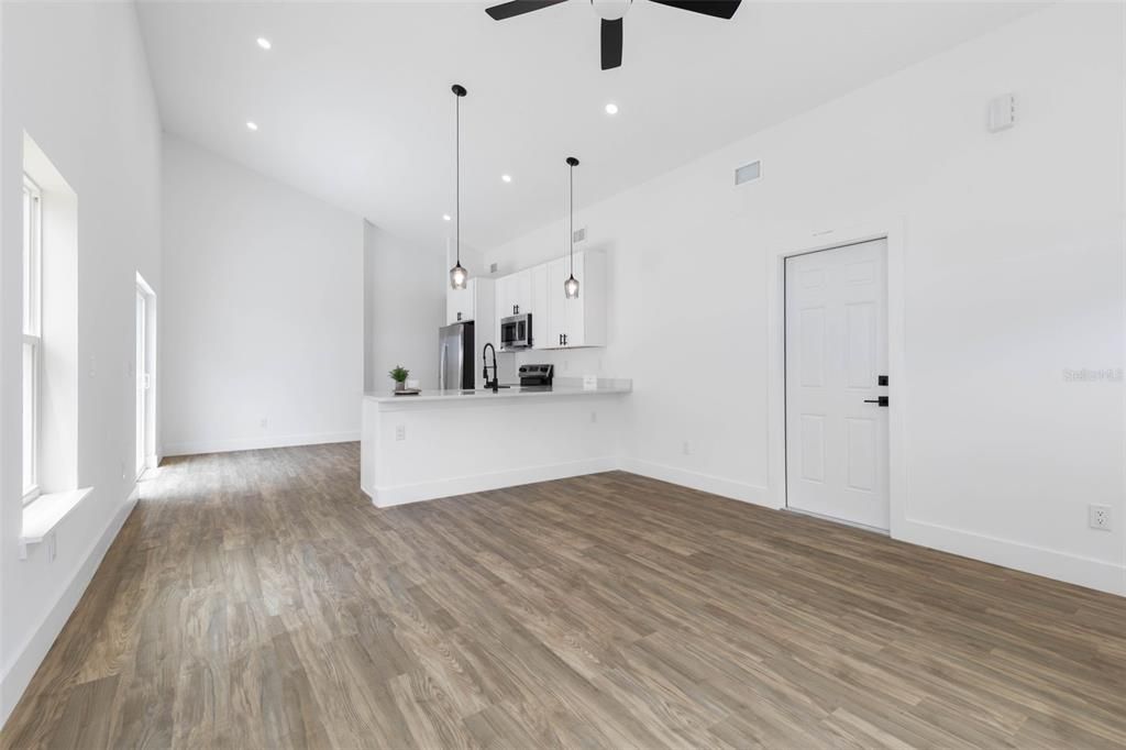 合同活跃: $335,000 (3 贝兹, 3 浴室, 1180 平方英尺)