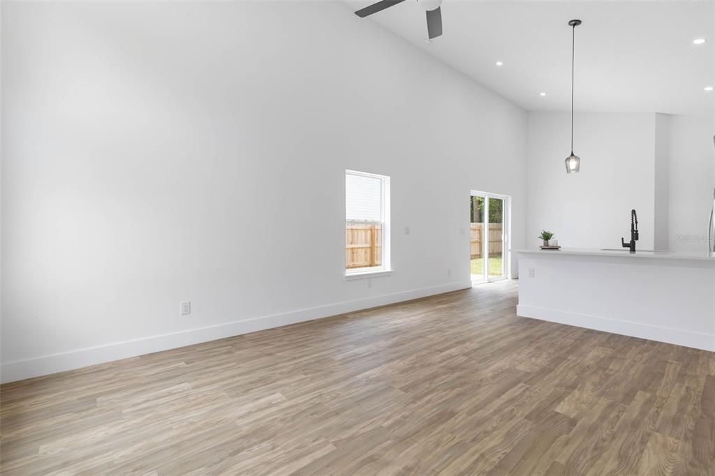 合同活跃: $335,000 (3 贝兹, 3 浴室, 1180 平方英尺)