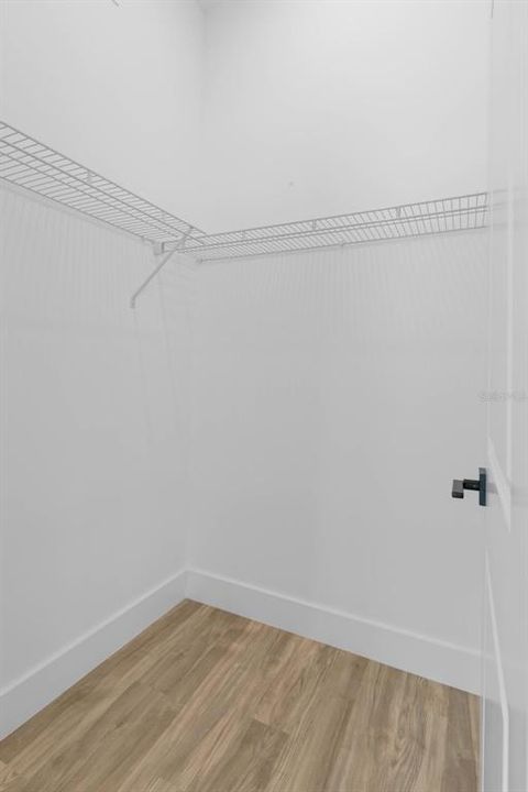 合同活跃: $335,000 (3 贝兹, 3 浴室, 1180 平方英尺)