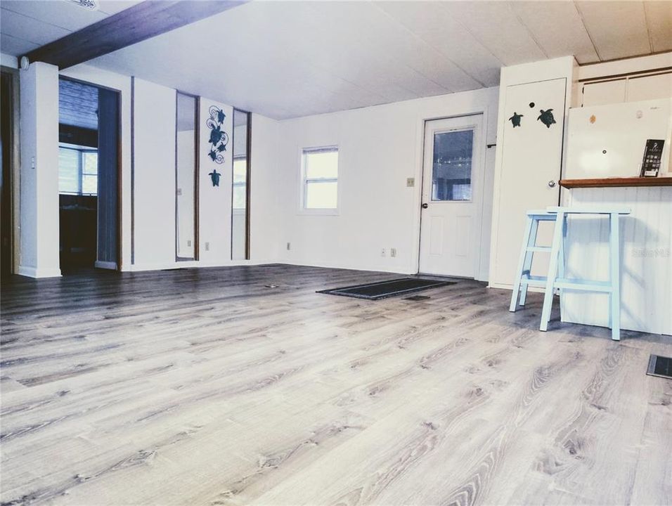 合同活跃: $110,000 (3 贝兹, 2 浴室, 1085 平方英尺)