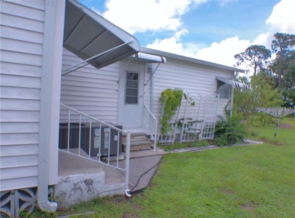 合同活跃: $110,000 (3 贝兹, 2 浴室, 1085 平方英尺)