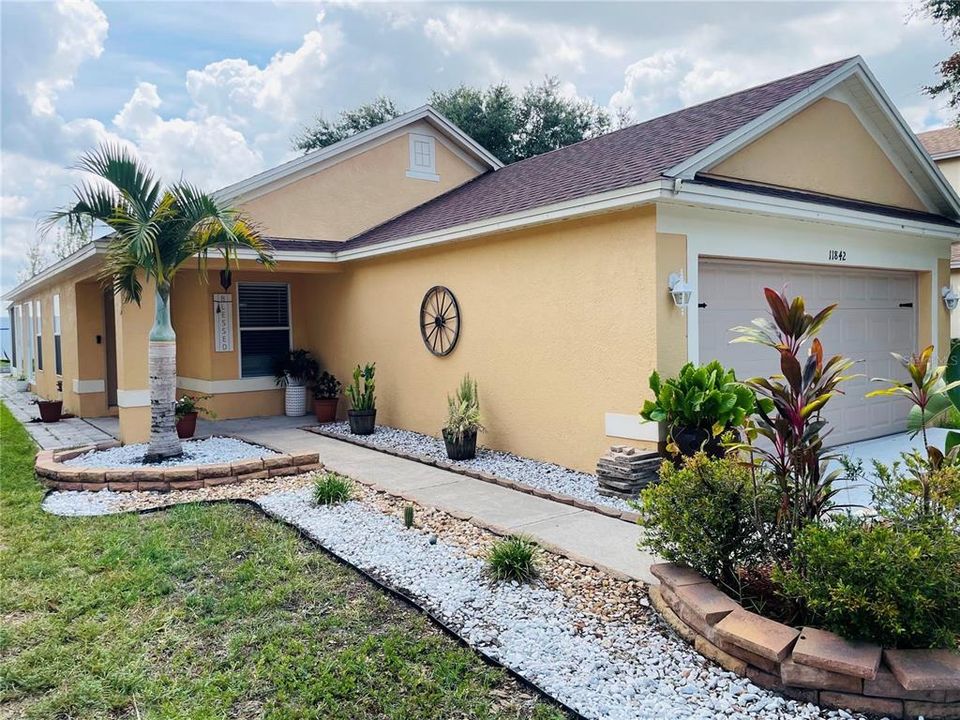 For Sale: $328,000 (3 beds, 2 baths, 1209 Square Feet)