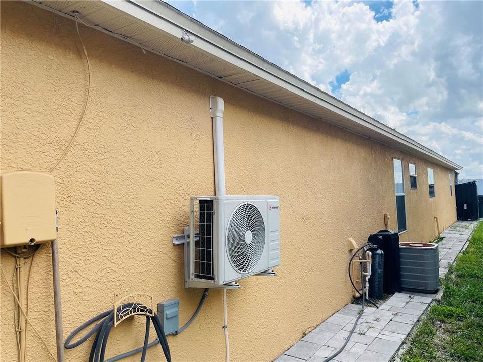 For Sale: $328,000 (3 beds, 2 baths, 1209 Square Feet)