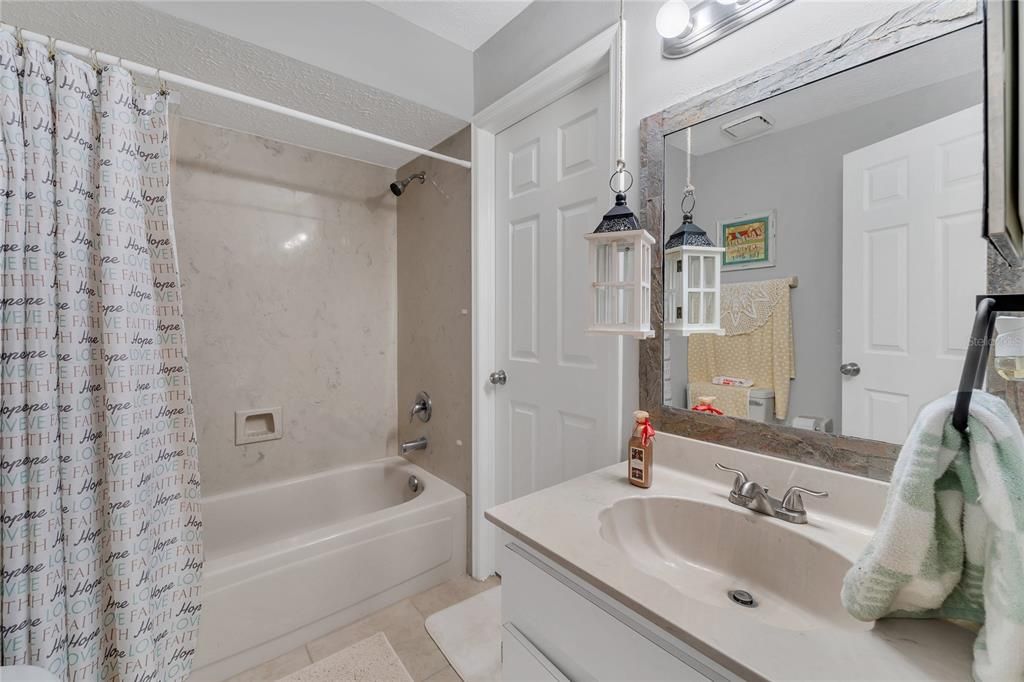 待售: $240,000 (2 贝兹, 2 浴室, 1218 平方英尺)