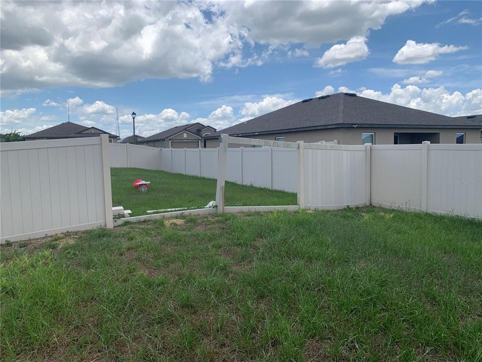 合同活跃: $140,000 (3 贝兹, 2 浴室, 1563 平方英尺)