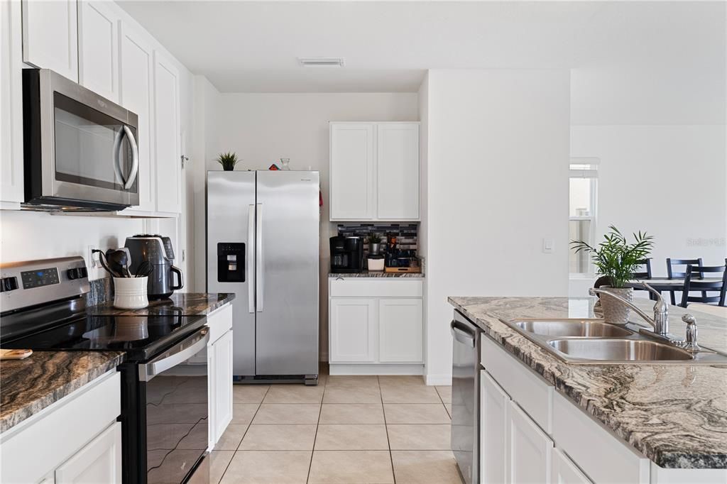 Activo con contrato: $432,000 (4 camas, 2 baños, 2260 Pies cuadrados)