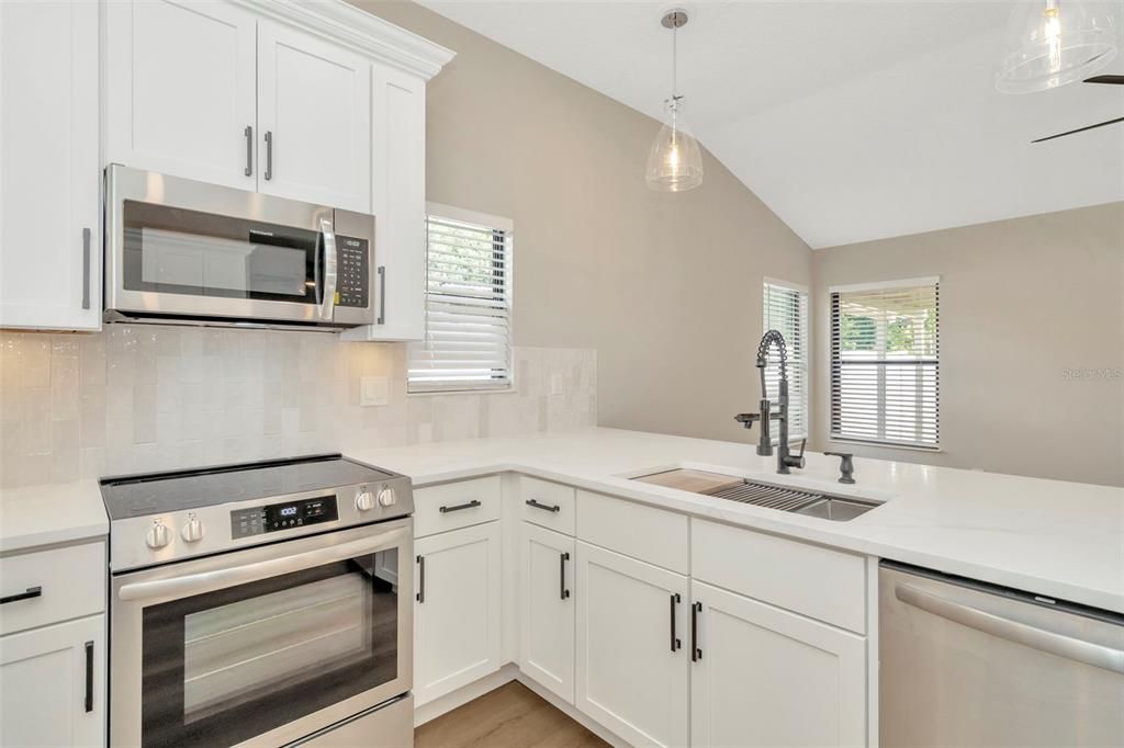 Под контрактом: $382,500 (3 спален, 2 ванн, 2032 Квадратных фут)