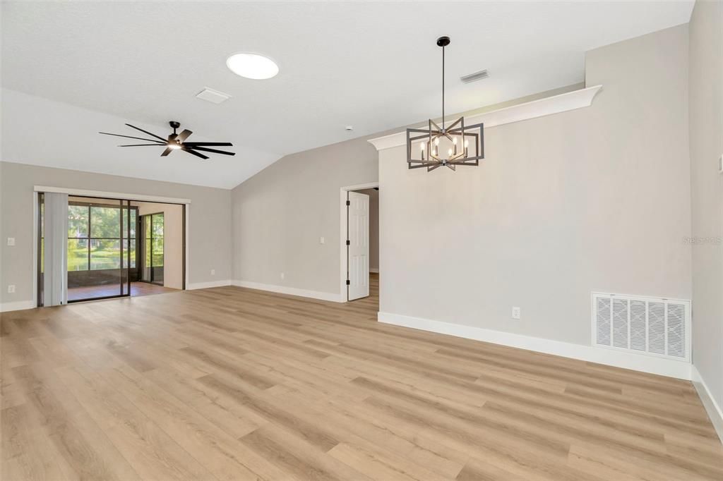 Под контрактом: $382,500 (3 спален, 2 ванн, 2032 Квадратных фут)