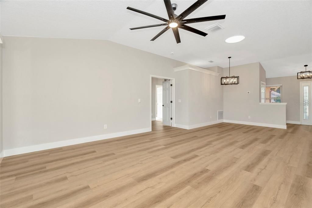 Под контрактом: $382,500 (3 спален, 2 ванн, 2032 Квадратных фут)