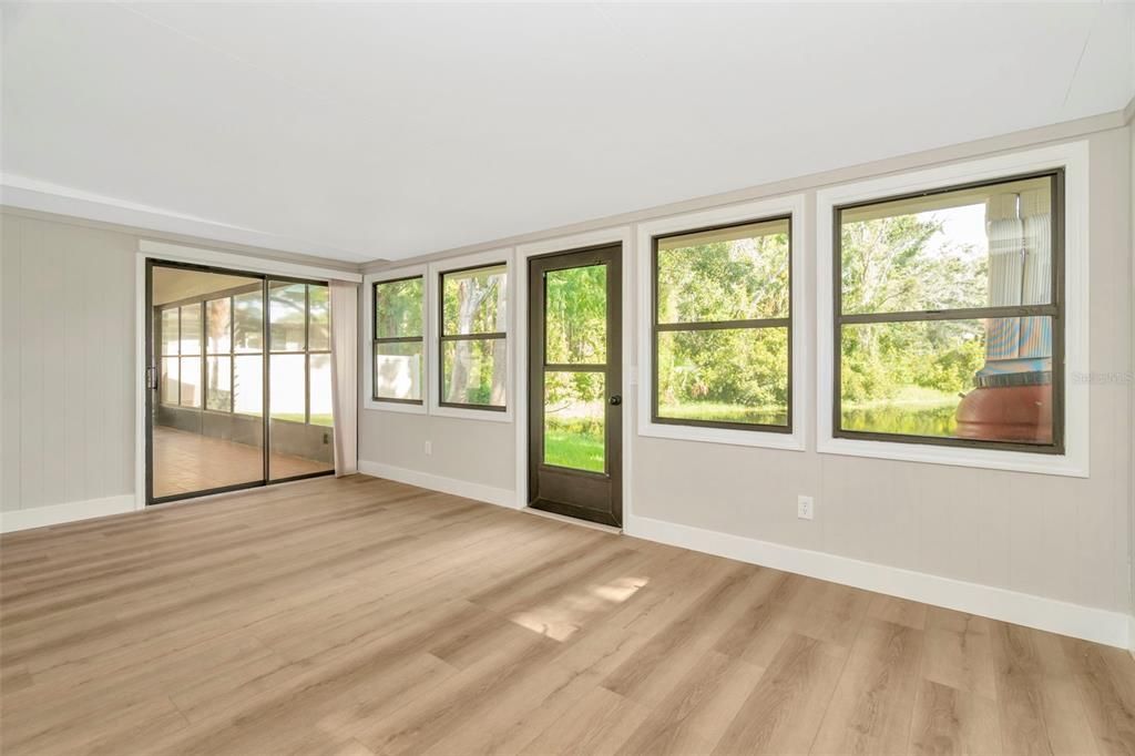 Под контрактом: $382,500 (3 спален, 2 ванн, 2032 Квадратных фут)