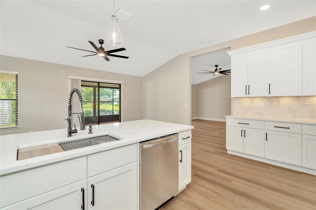 Под контрактом: $382,500 (3 спален, 2 ванн, 2032 Квадратных фут)