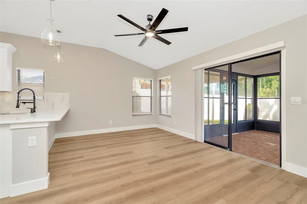 Под контрактом: $382,500 (3 спален, 2 ванн, 2032 Квадратных фут)