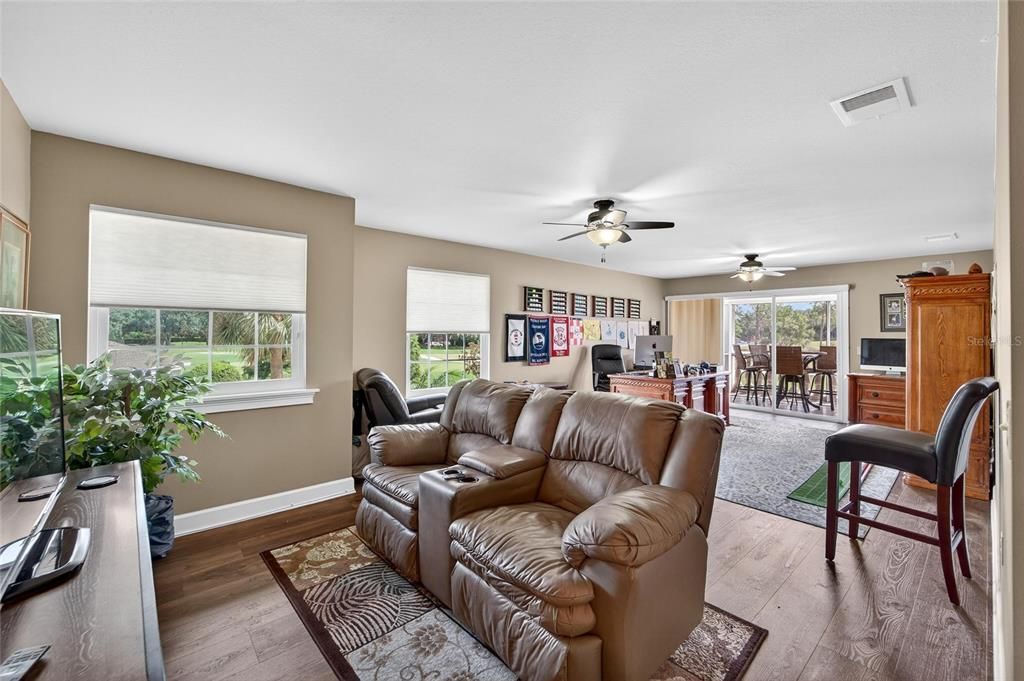 合同活跃: $695,000 (3 贝兹, 3 浴室, 2883 平方英尺)