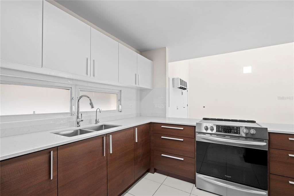 На продажу: $775,000 (3 спален, 2 ванн, 2018 Квадратных фут)