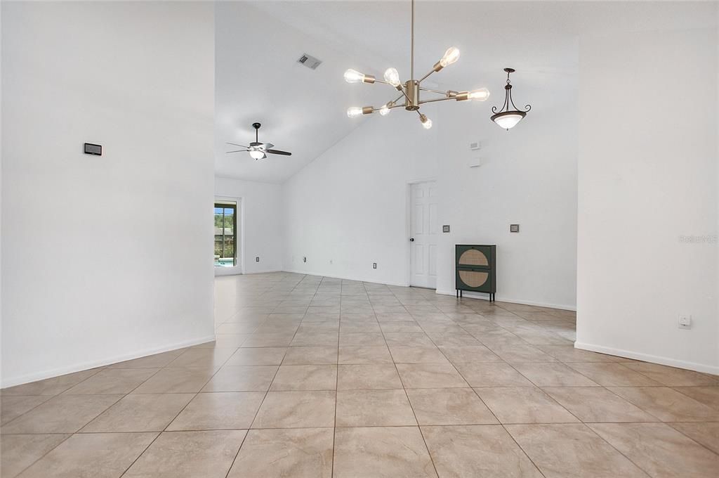 Activo con contrato: $465,000 (3 camas, 2 baños, 1859 Pies cuadrados)