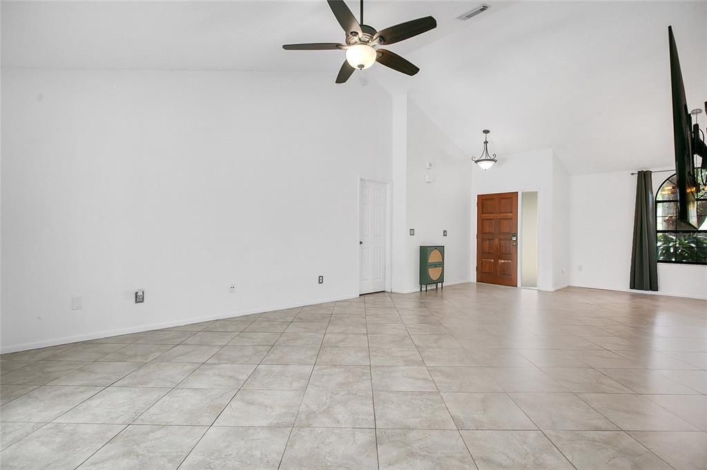 Activo con contrato: $465,000 (3 camas, 2 baños, 1859 Pies cuadrados)