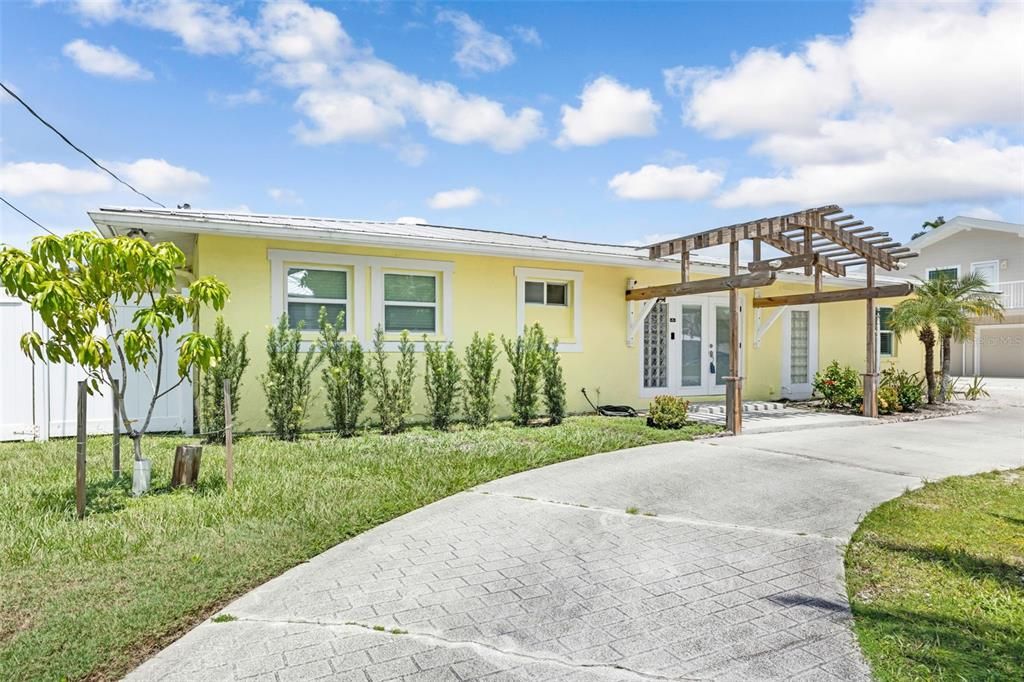 For Sale: $780,000 (3 beds, 2 baths, 1954 Square Feet)