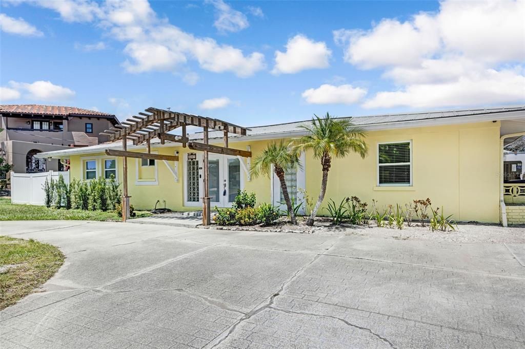 For Sale: $780,000 (3 beds, 2 baths, 1954 Square Feet)