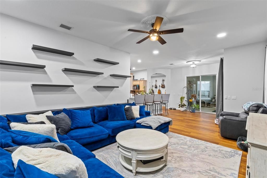 En Venta: $559,999 (4 camas, 3 baños, 2671 Pies cuadrados)