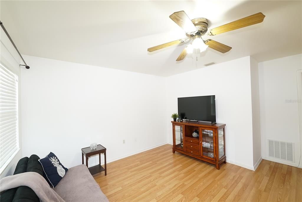 For Sale: $78,500 (1 beds, 1 baths, 560 Square Feet)