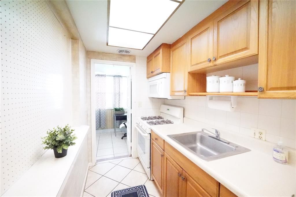 For Sale: $78,500 (1 beds, 1 baths, 560 Square Feet)