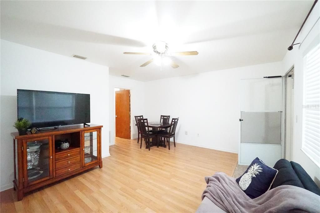 For Sale: $78,500 (1 beds, 1 baths, 560 Square Feet)