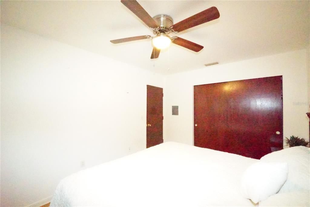 For Sale: $78,500 (1 beds, 1 baths, 560 Square Feet)