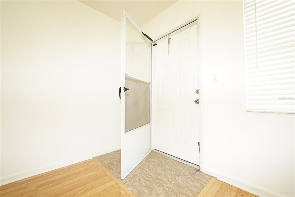 For Sale: $78,500 (1 beds, 1 baths, 560 Square Feet)