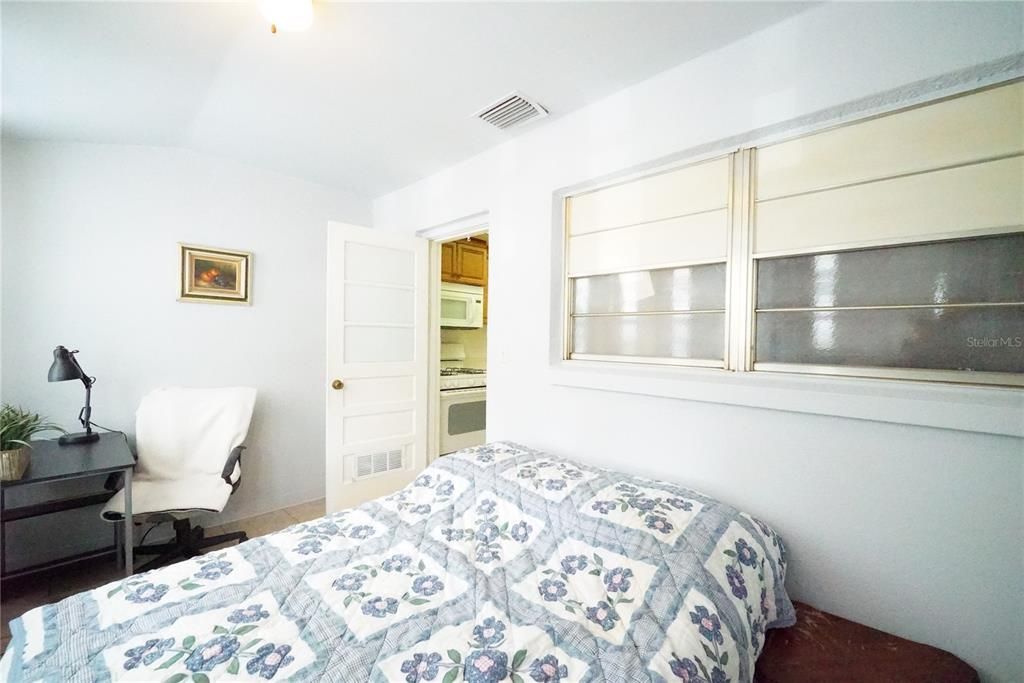 For Sale: $78,500 (1 beds, 1 baths, 560 Square Feet)