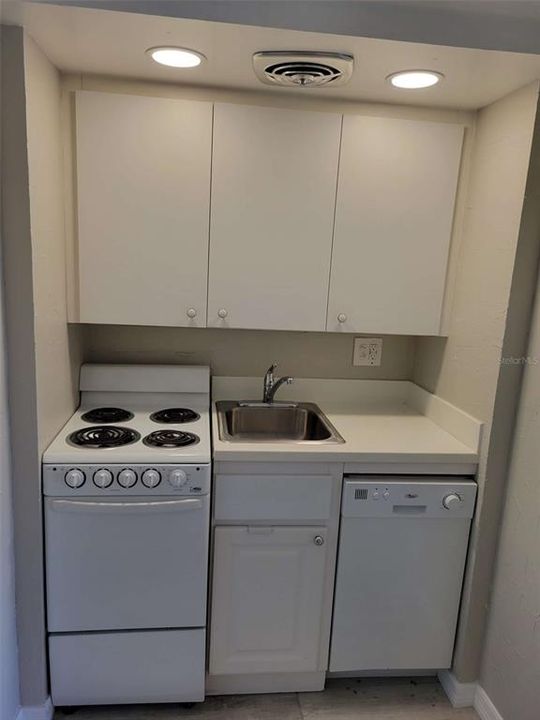 Active With Contract: $150,000 (1 beds, 1 baths, 428 Square Feet)