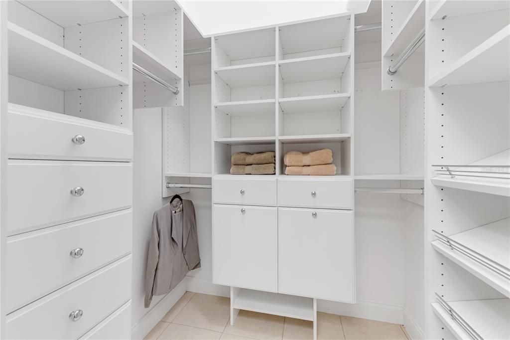 合同活跃: $439,900 (3 贝兹, 2 浴室, 2360 平方英尺)