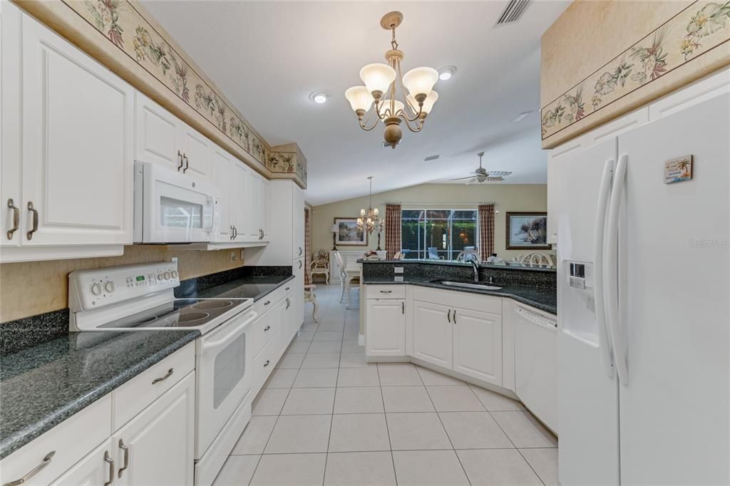 合同活跃: $439,900 (3 贝兹, 2 浴室, 2360 平方英尺)