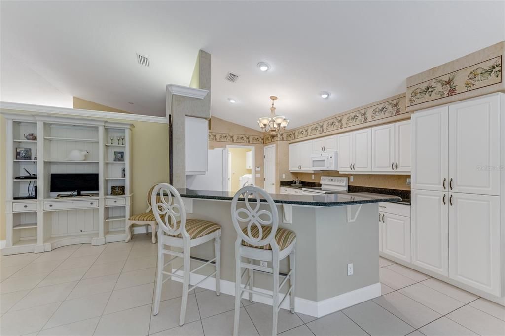 合同活跃: $439,900 (3 贝兹, 2 浴室, 2360 平方英尺)