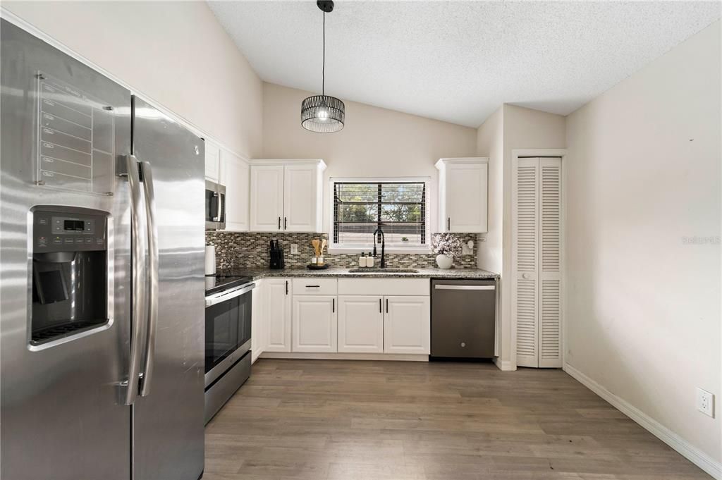 Activo con contrato: $2,500 (3 camas, 2 baños, 1176 Pies cuadrados)