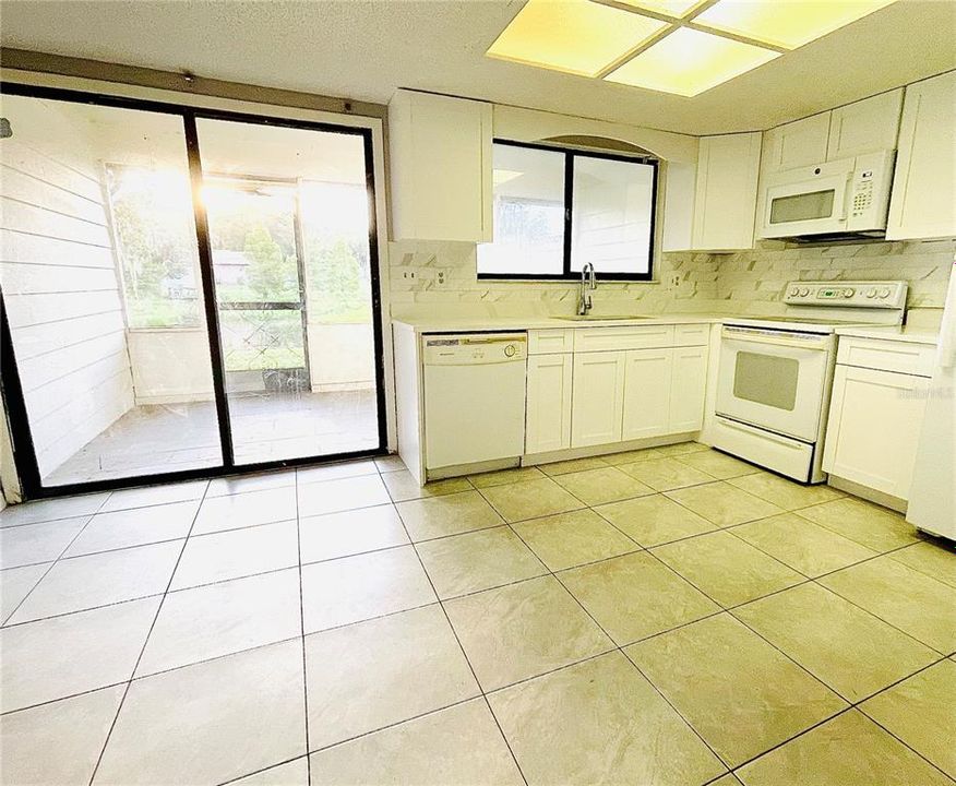 На продажу: $185,000 (2 спален, 1 ванн, 992 Квадратных фут)