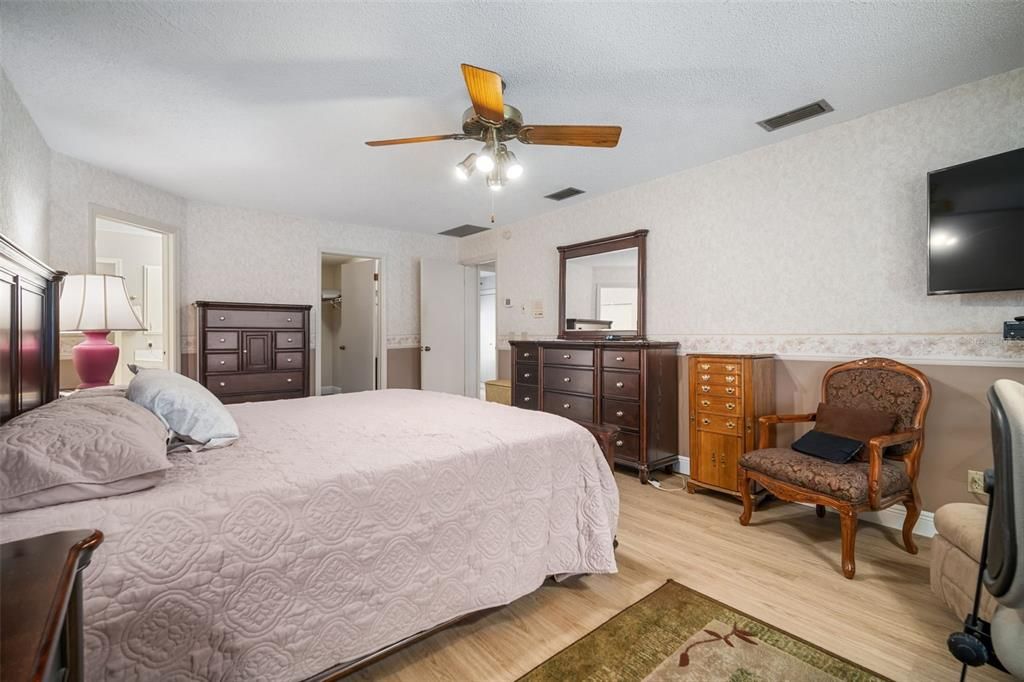 Active With Contract: $872,500 (4 beds, 3 baths, 2945 Square Feet)