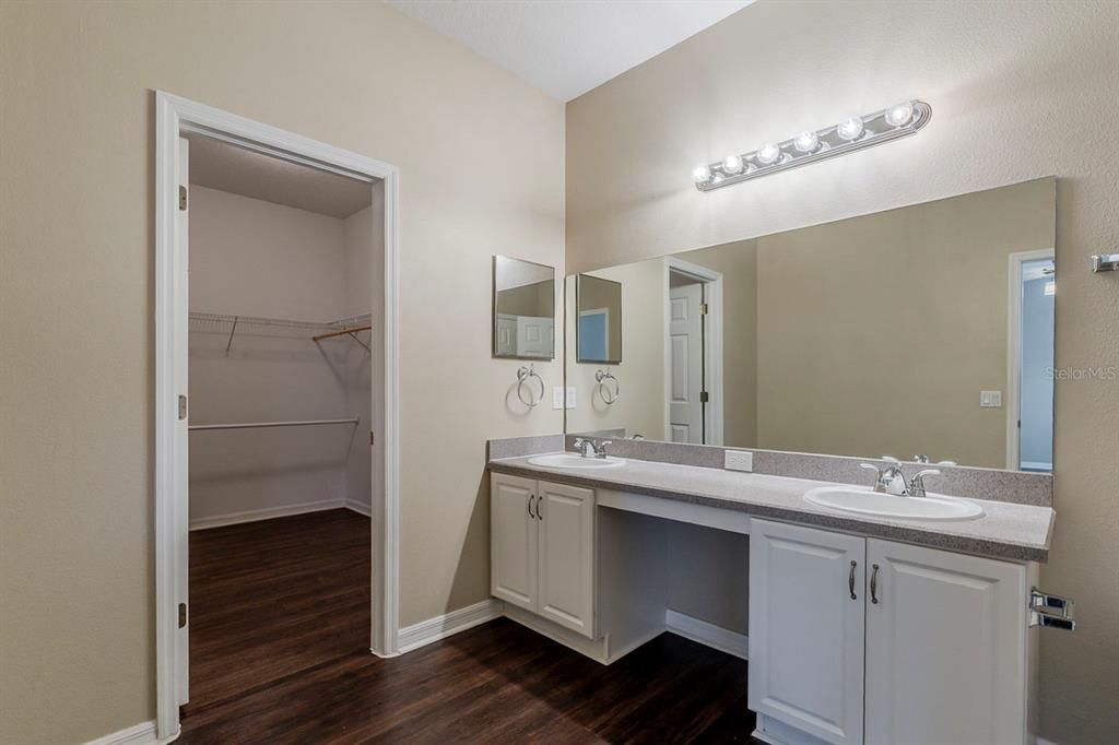 合同活跃: $359,900 (3 贝兹, 2 浴室, 2210 平方英尺)