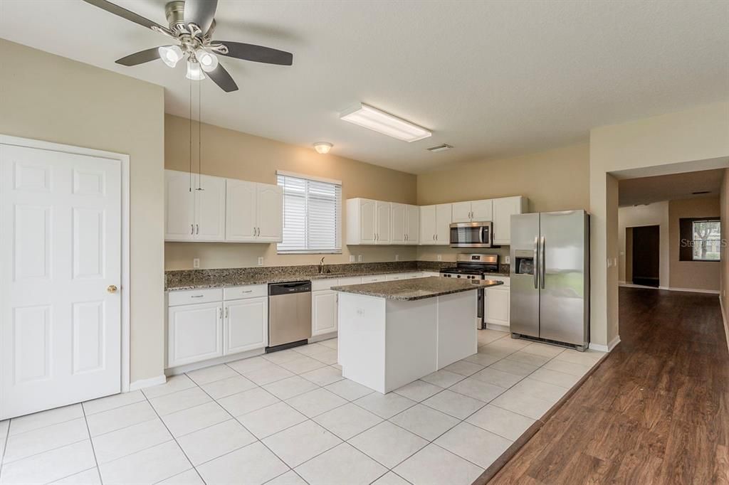 合同活跃: $359,900 (3 贝兹, 2 浴室, 2210 平方英尺)