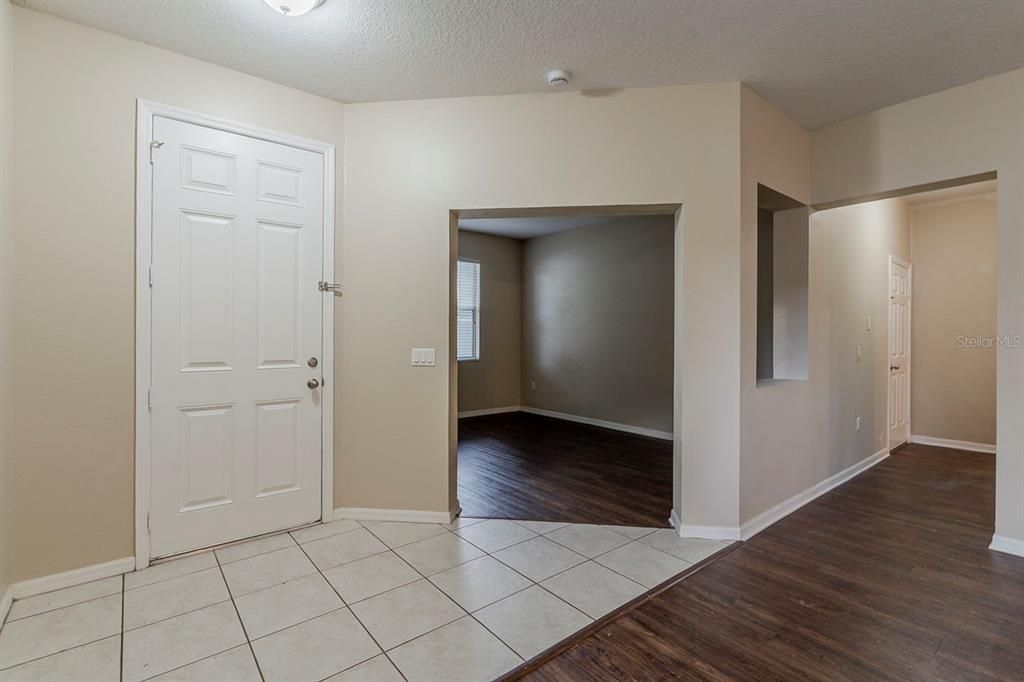 合同活跃: $359,900 (3 贝兹, 2 浴室, 2210 平方英尺)