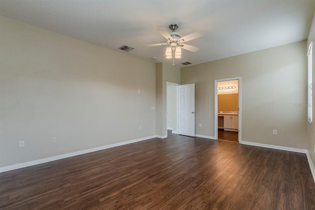 合同活跃: $359,900 (3 贝兹, 2 浴室, 2210 平方英尺)