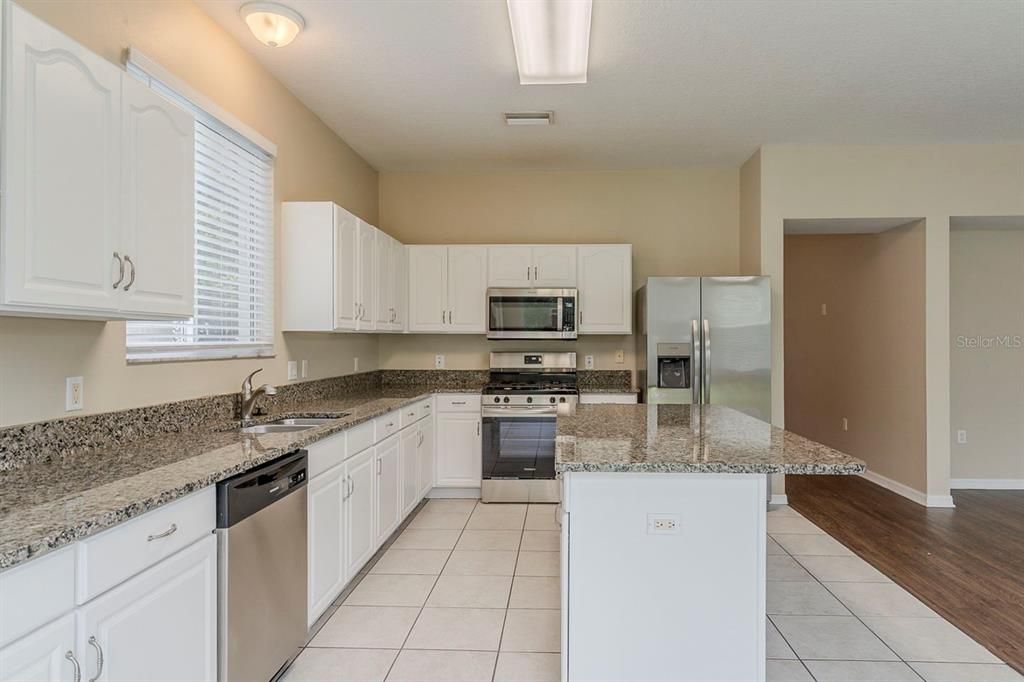 合同活跃: $359,900 (3 贝兹, 2 浴室, 2210 平方英尺)